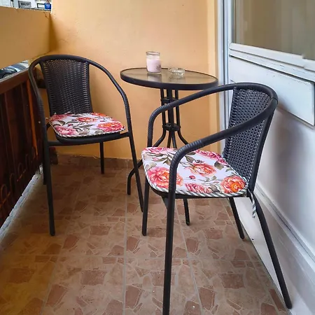 J J Bazsarozsa Apartmán *